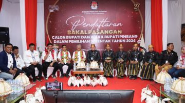 Memakai Baju Adat,KPU Pinrang Menerima  Pendaftaran Calon Kepala Daerah.