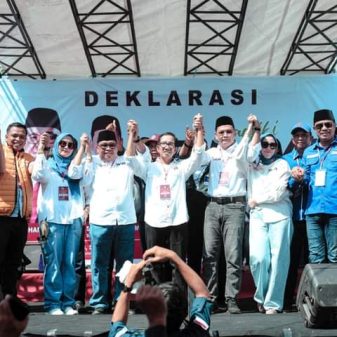 Ribuan Masyarakat Takalar Antar Paslon H. Firdaus Daeng Manye – H. Hengky Yasin (DM-HY) daftar di KPU Takalar