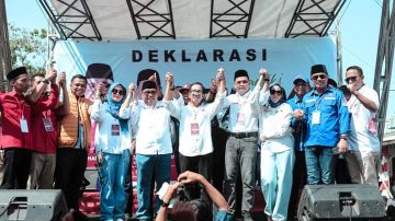 Ribuan Masyarakat Takalar Antar Paslon H. Firdaus Daeng Manye – H. Hengky Yasin (DM-HY) daftar di KPU Takalar