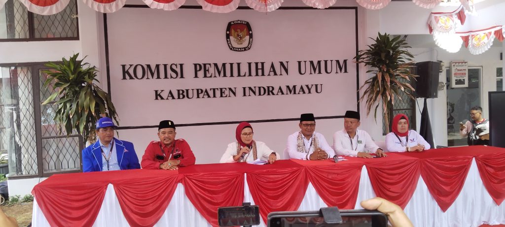Pasangan Cabup dan Wabup, Nina Agustina dan Tobroni, Resmi Mendaftarkan Ke KPU Kabupaten Indramayu