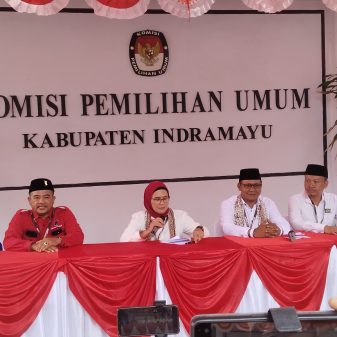 Pasangan Cabup dan Wabup, Nina Agustina dan Tobroni, Resmi Mendaftarkan Ke KPU Kabupaten Indramayu