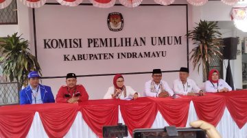 Pasangan Cabup dan Wabup, Nina Agustina dan Tobroni, Resmi Mendaftarkan Ke KPU Kabupaten Indramayu