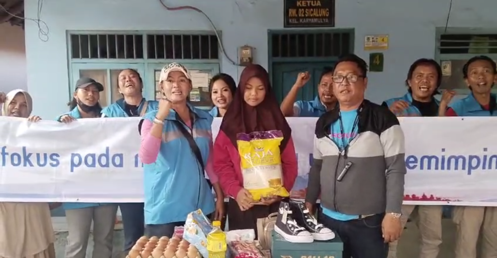 Yaga Yingde Grup Cirebon Raya Berikan Sembako dan Bantuan sekolah Kepada Anjani Siswi Berprestasi