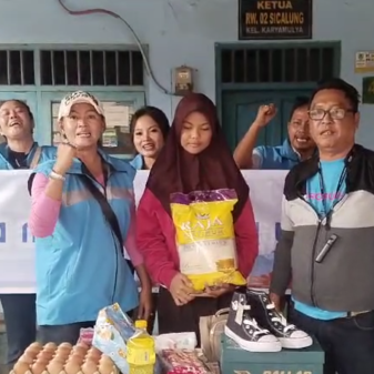 Yaga Yingde Grup Cirebon Raya Berikan Sembako dan Bantuan sekolah Kepada Anjani Siswi Berprestasi