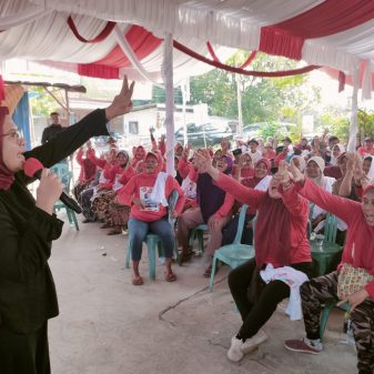 Program BPJS Gratis, Bupati Nina Agustina, Buat Suneli Terharu Tunggakan BPJS 9 Tahun Terselesaikan.