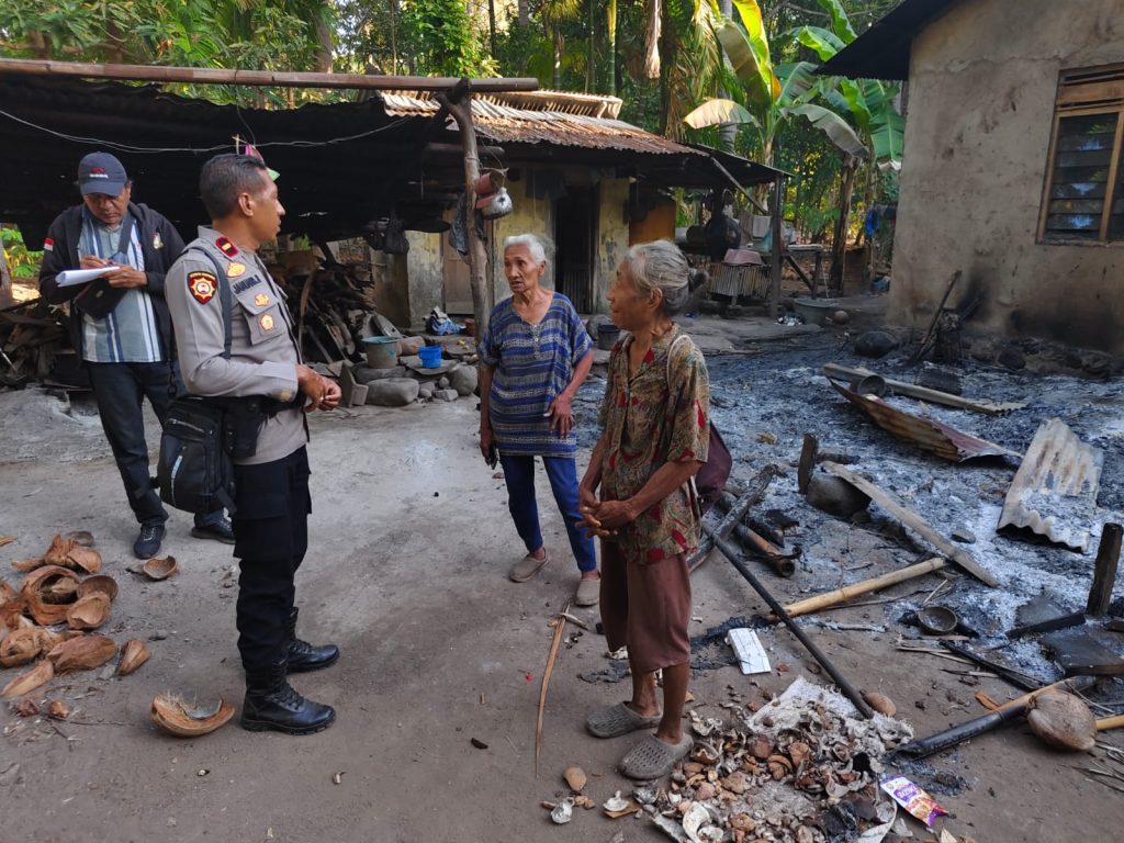 Personel Polres Flotim Dan TNI Bantu Warga Bersihkan Puing Rumah Di Desa Bugalima