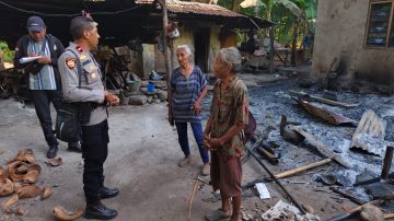 Personel Polres Flotim Dan TNI Bantu Warga Bersihkan Puing Rumah Di Desa Bugalima