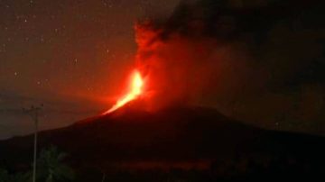 Gunung Lewotobi Laki Laki Kembali Erupsi Disertai Lava Pijar