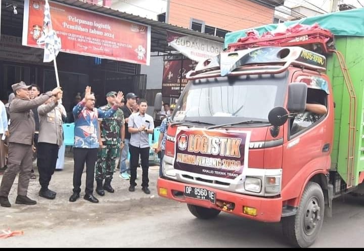 Pj. Bupati Pinrang dan Forkopimda Lepas Logistik Pilkada 2024
