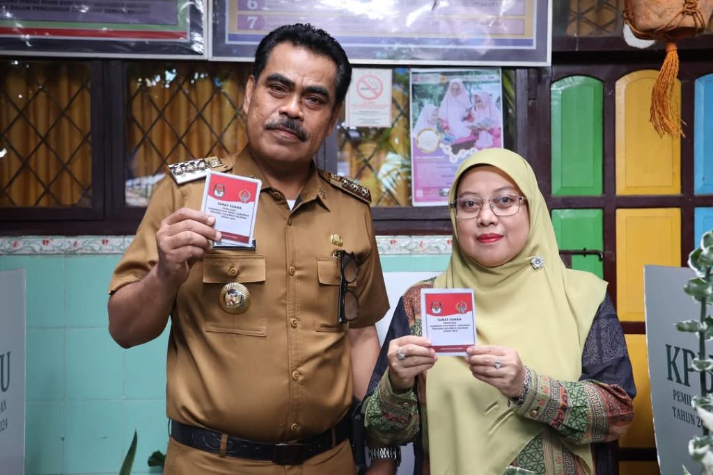 Pj Bupati Pinrang dan Ketua TP PKK Salurkan Hak Pilih Sembari Tinjau TPS