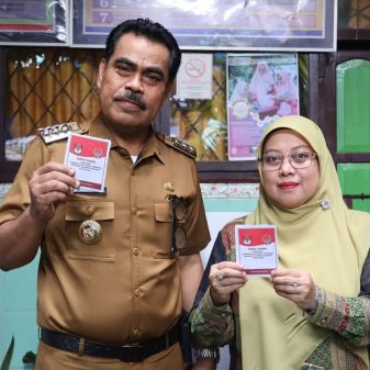 Pj Bupati Pinrang dan Ketua TP PKK Salurkan Hak Pilih Sembari Tinjau TPS