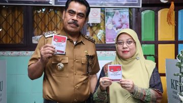 Pj Bupati Pinrang dan Ketua TP PKK Salurkan Hak Pilih Sembari Tinjau TPS