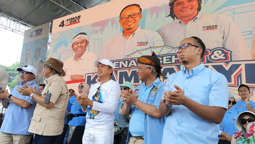 Abah Anton Charliyan Dampingi Kdm & Viman – Dicky Kampanye Akbar Di Lapangan Dadaha Menjadikan Tasikmalaya Lautan Biru