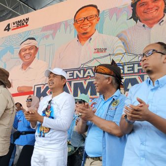 Abah Anton Charliyan Dampingi Kdm & Viman – Dicky Kampanye Akbar Di Lapangan Dadaha Menjadikan Tasikmalaya Lautan Biru