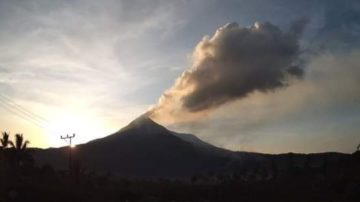 Minggu 17 November : Erupsi Lewotobi Tinggi Kolom Letusan Naik Ke 800m