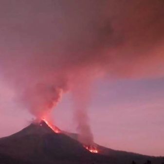 Lava Lewotobi Mengalir Ke Arah Timur Laut 4.340 Meter Dari Pusat Erupsi