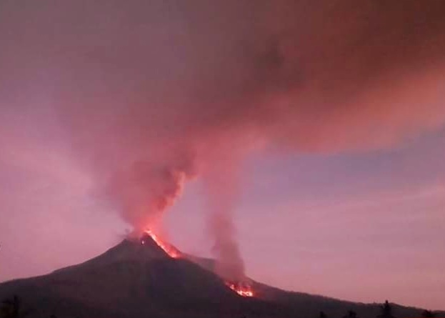 Lava Lewotobi Mengalir Ke Arah Timur Laut 4.340 Meter Dari Pusat Erupsi