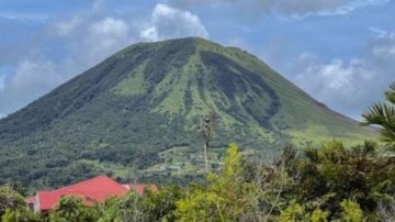 Senin 18 November : Manado, Gunung Api Lokon Level III Siaga