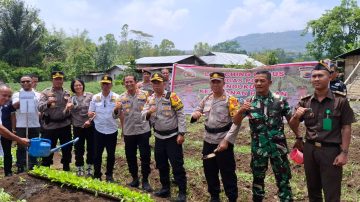 Dukung Ketahanan Pangan, Polres Ngada NTT Aktifkan Lahan Tidur Di Golewa
