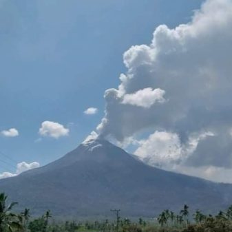 BMKG Kembali Laporkan Erupsi Lewotobi Minggu 24 November, Tinggi Kolom Abu 1000 m