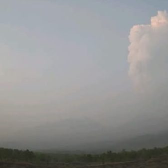 27 November BMKG Laporkan Lewotobi Kembali Erupsi Disertai Gemuruh Kuat