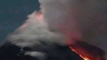 Senin 18 November : Gunung Lewotobi Muntahkan Guguran Lava Sejauh 1 Km