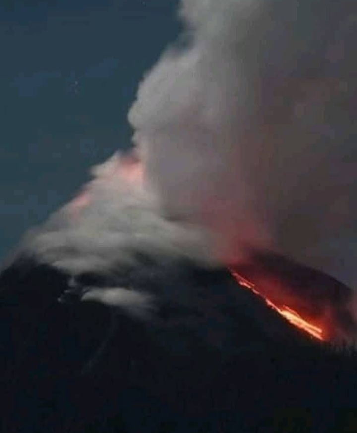 Senin 18 November : Gunung Lewotobi Muntahkan Guguran Lava Sejauh 1 Km