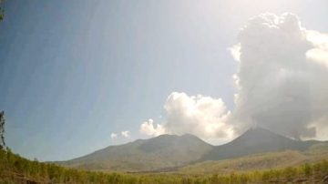 Senin 11 November Gunung Lewotobi Kembali Erupsi, Tinggi Kolom Abu 1500 m