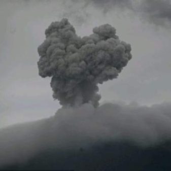 Maluku Utara : Gunung Ibu Meletus, Tinggi Kolom Abu 700m