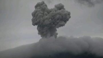 Maluku Utara : Gunung Ibu Meletus, Tinggi Kolom Abu 700m