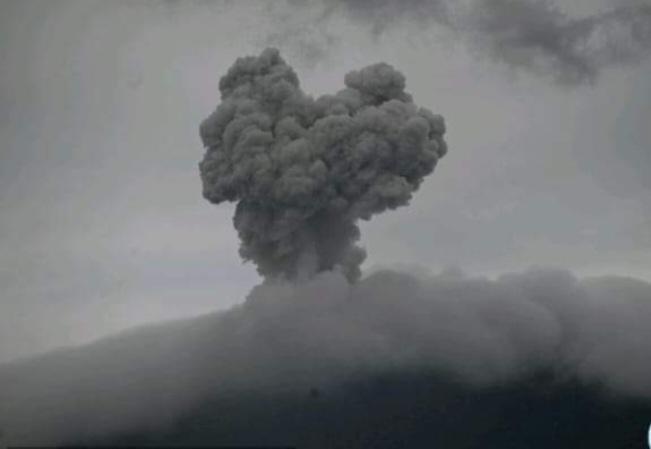 Maluku Utara : Gunung Ibu Meletus, Tinggi Kolom Abu 700m
