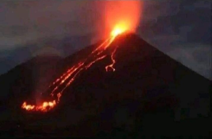 NTT 8 November : Gunung Lewotobi Kembali Erupsi