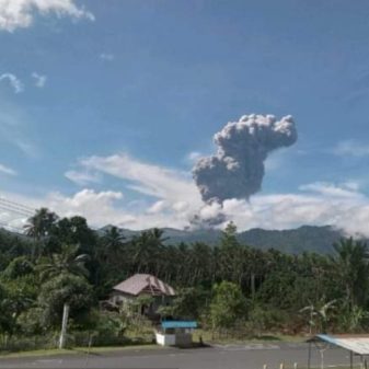 Minggu 24 November BMKG Laporkan Gunung Dukono Maluku Utara Erupsi