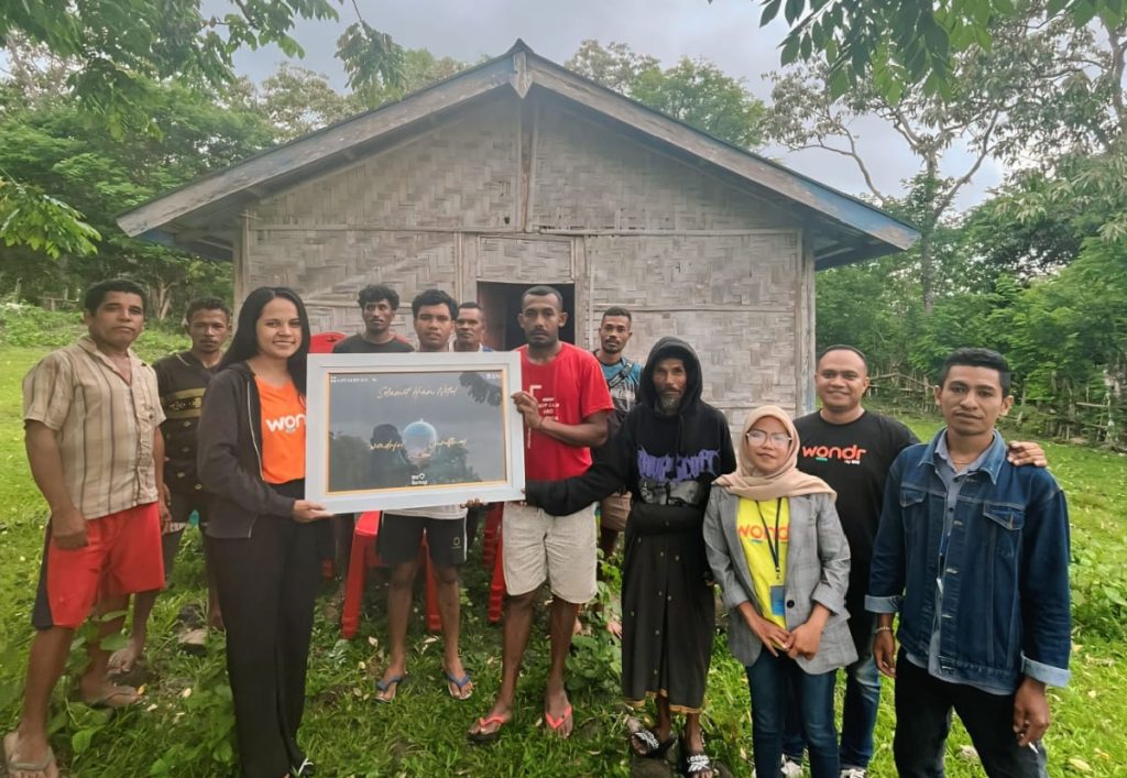 Jelang Nataru, BNI Cabang Mbay NTT Beri Bantuan Kursi di Kapela Tua Kampung Kawa