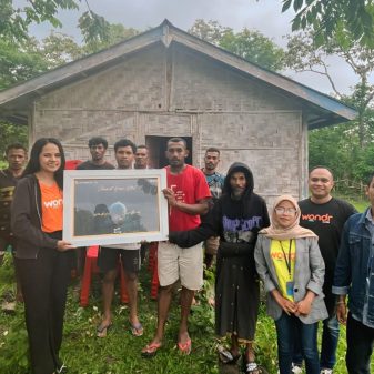 Jelang  Nataru, BNI Cabang Mbay NTT Beri Bantuan Kursi di Kapela Tua Kampung Kawa