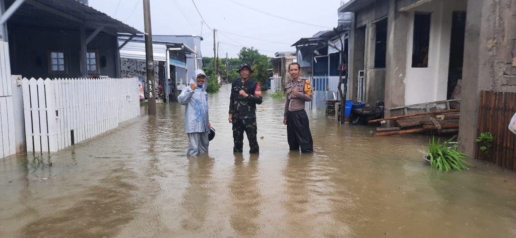 Bhabinkamtibmas Bersama Bhabinsa Desa Tellumpoccoe Lakukan Patroli Sambang