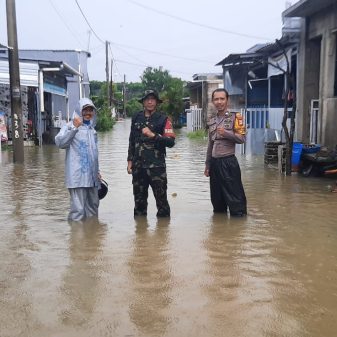Bhabinkamtibmas Bersama Bhabinsa Desa Tellumpoccoe Lakukan Patroli Sambang