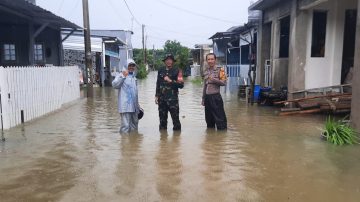 Bhabinkamtibmas Bersama Bhabinsa Desa Tellumpoccoe Lakukan Patroli Sambang
