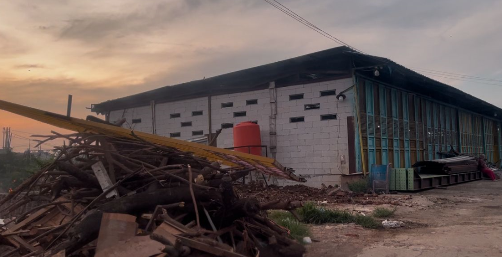 Bangunan Di Atas Tanggul Cimanuk Diduga Milik Anggota DPRD Indramayu, Resahkan Warga