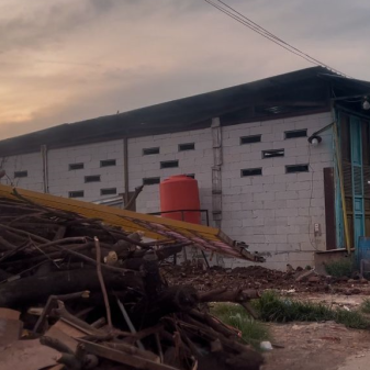 Bangunan Di Atas Tanggul Cimanuk Diduga Milik Anggota DPRD Indramayu, Resahkan Warga