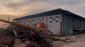 Bangunan Di Atas Tanggul Cimanuk Diduga Milik Anggota DPRD Indramayu, Resahkan Warga