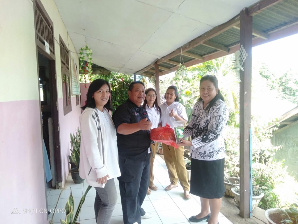 Sambut Hari Guru, Media WBN SULUT Kunjungi SMP Kristen Lolah Tombariri