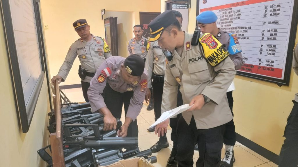 Kapolres Ngada NTT Pimpin Apel Pemeriksaan Senjata Api dan Amunisi