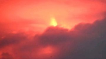 Gunung Ibu Maluku Utara Kembali Erupsi, Tinggi Sinar Api 700m