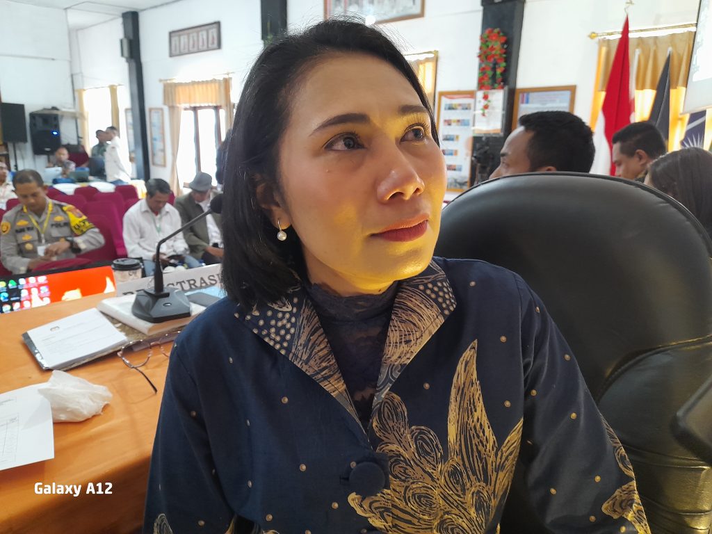 Buka Pleno Rekapitulasi Suara Pilkada 2024, Ketua KPU Ngada Cucurkan Air Mata