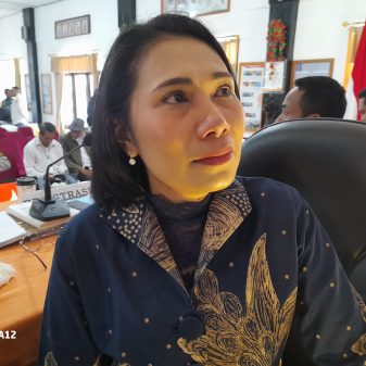 Buka Pleno Rekapitulasi Suara Pilkada 2024, Ketua KPU Ngada Cucurkan Air Mata