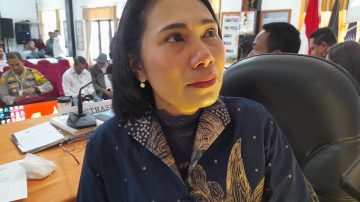 Buka Pleno Rekapitulasi Suara Pilkada 2024, Ketua KPU Ngada Cucurkan Air Mata