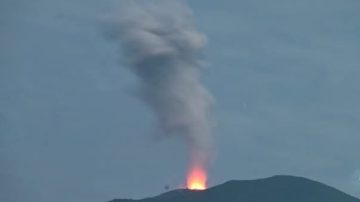 Gunung Ibu di Halmahera Barat Maluku Utara Erupsi