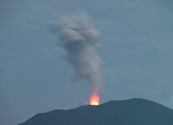 Gunung Ibu di Halmahera Barat Maluku Utara Erupsi
