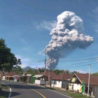 11 Desember Gunung Dukono Maluku Utara Meletus Disertai Abu Vulkanik
